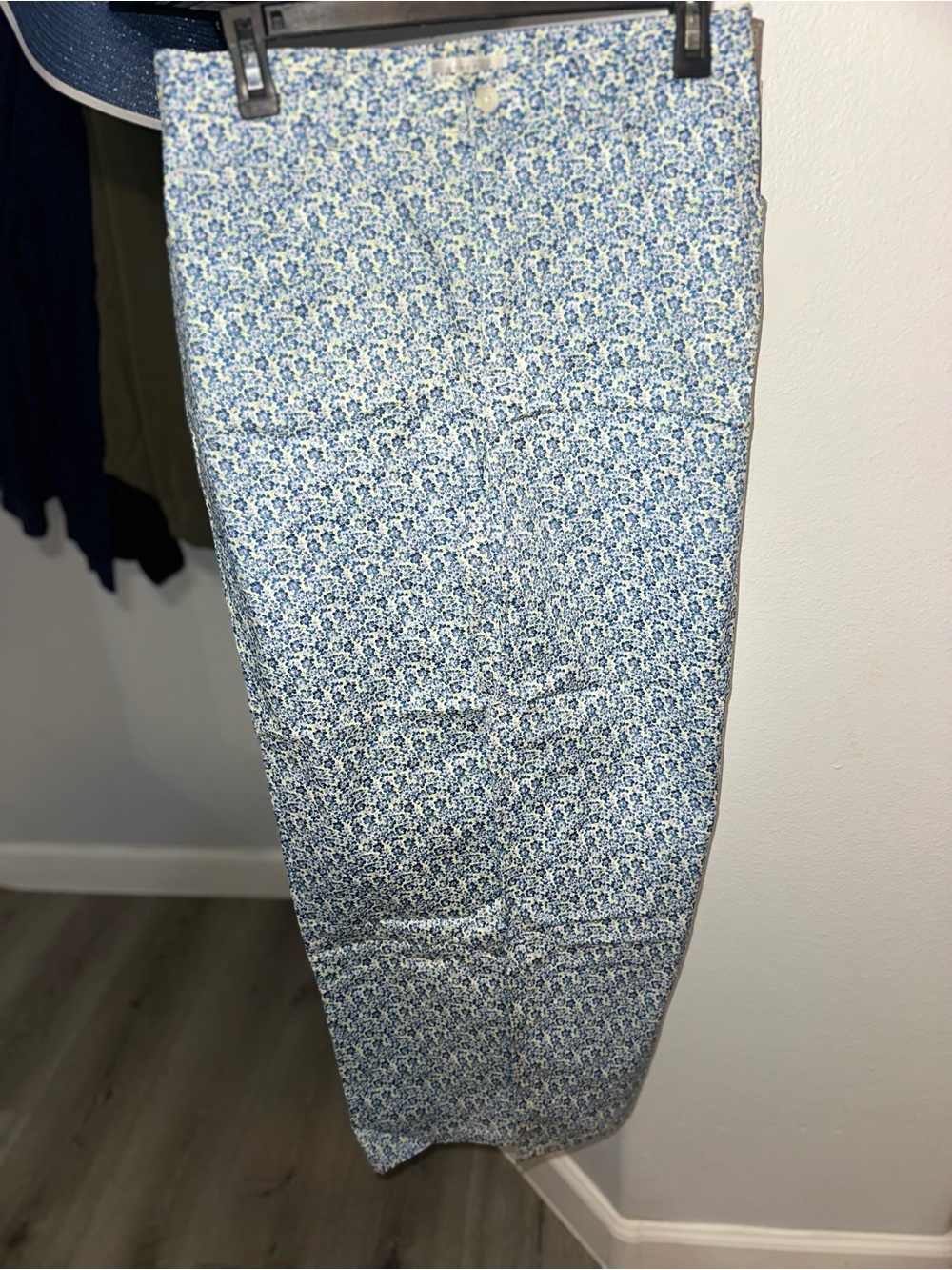 Jones New York Blue and White Floral Women’s Chinos